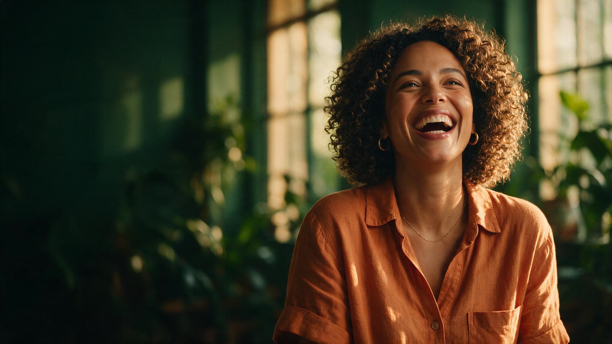Empreendedora sorridente, cliente Cactos